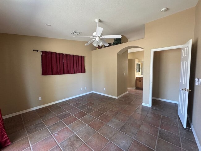 Building Photo - Great spacious home on Huukan Golf Course