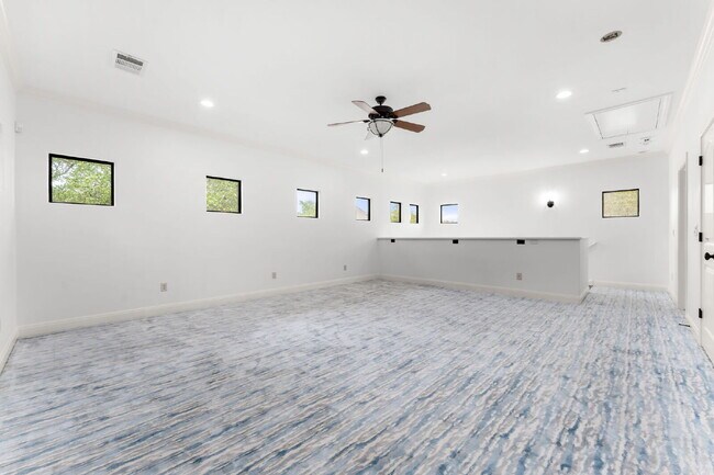 Building Photo - Elevated Executive Living in Lake Forest