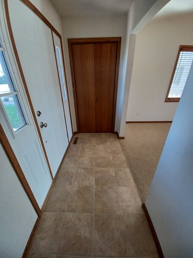 Building Photo - 118 S Heritage Dr