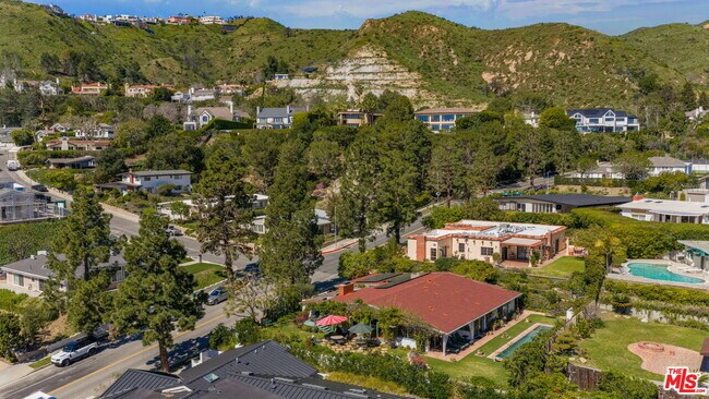 Building Photo - 1336 Bienveneda Ave