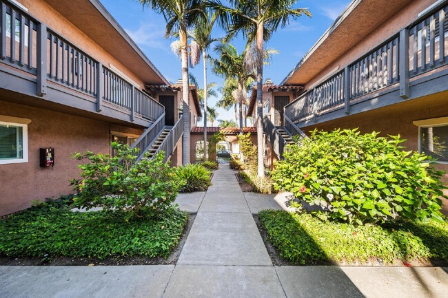 Building Photo - Fabulous University Heights location!