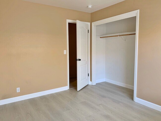Building Photo - 4 Bedroom Home in Hollister