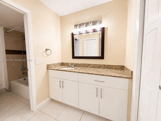 Building Photo - 405 Lakeview Dr