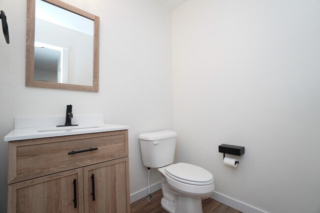 Building Photo - 1512 W Cub River Dr