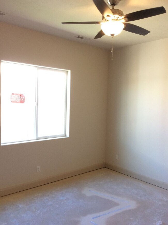Building Photo - Gemstone Properties - Townhome in Sky Ridge