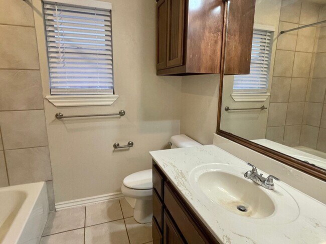 Building Photo - Great 4 Bed In Edmond Schools!!