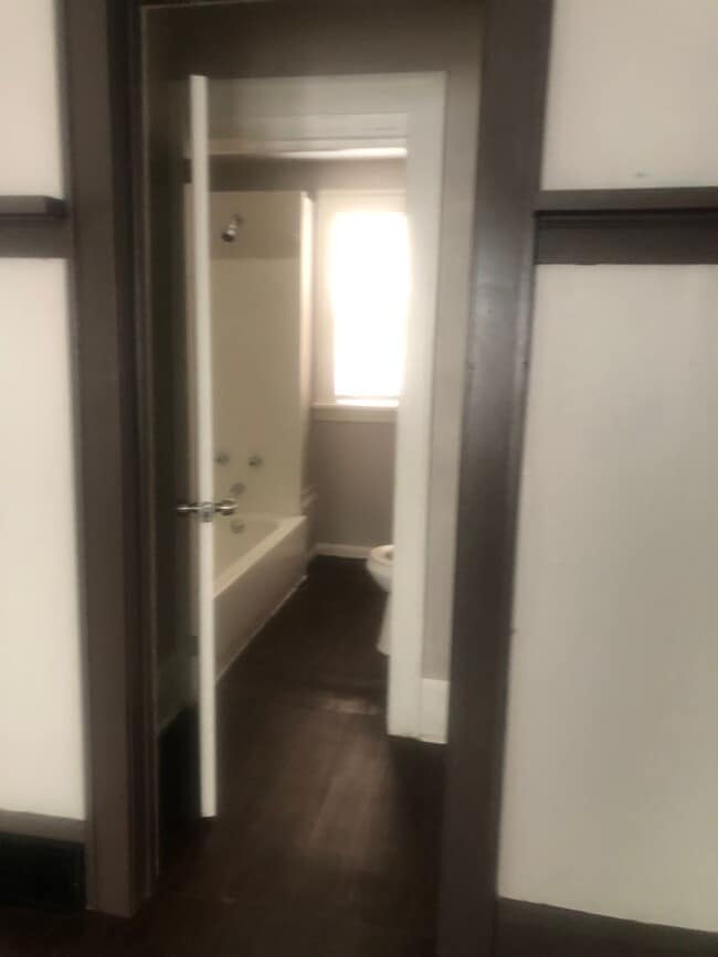 Building Photo - 3 Bedroom, 1 Bath House Available with Pri...