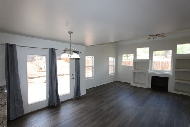 Building Photo - Remodeled End-Unit Townhome @ Village at Elk Run | 3 Bed, 2.5 Bath + 2-Car Garage