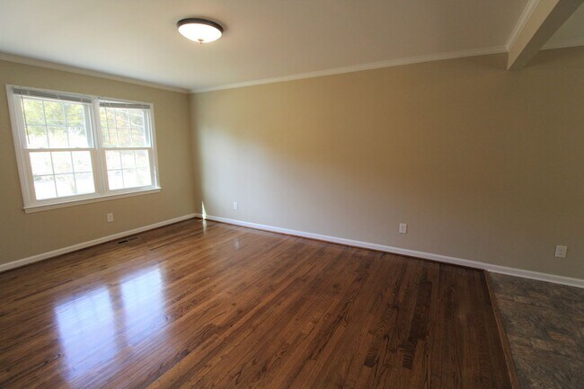 Building Photo - (Coming Soon) Cute 3 bedroom Brick Ranch in Unionville!