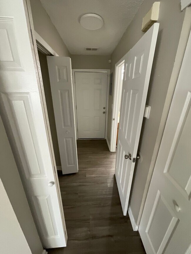 Building Photo - 3 Bed 1.5 Bath