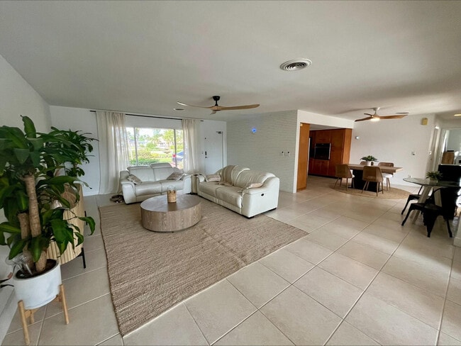 Building Photo - 556 SE 15th Ave