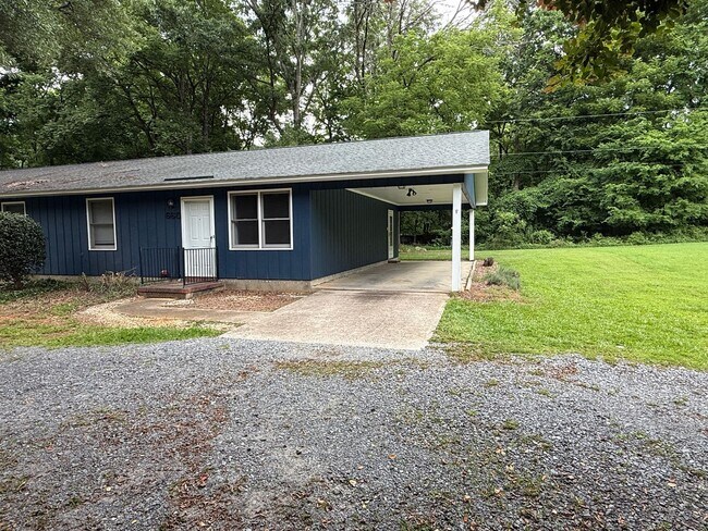 Building Photo - 2 Bedroom 1 Bath Townhome