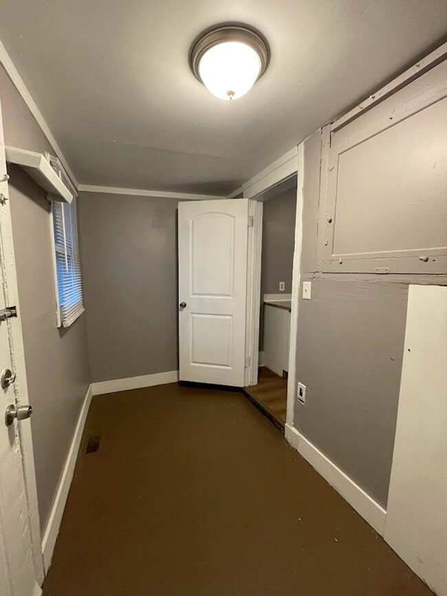 Building Photo - Three bedroom one bathroom home for rent!