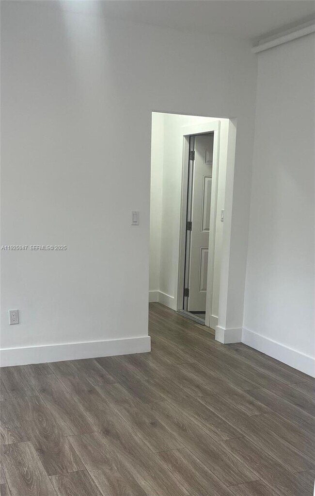 Building Photo - 842 Himmarshee St