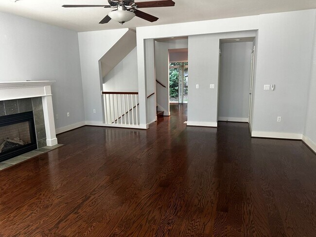 Building Photo - 3Bd/2.5Ba Bellevue Townhouse