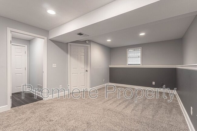 Building Photo - 604 NE Mimosa Dr