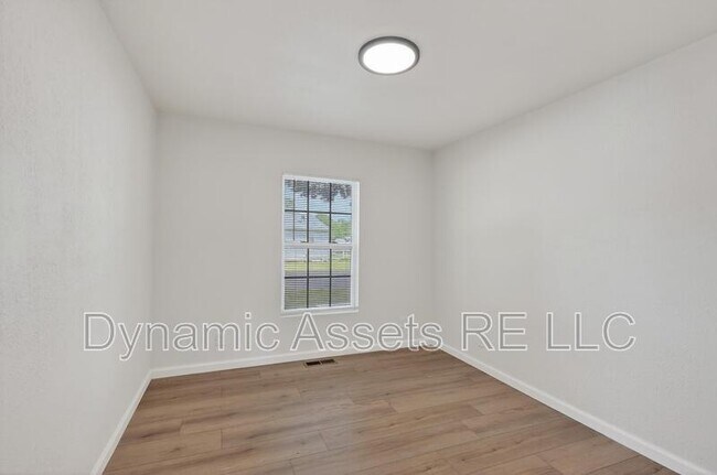 Building Photo - 542 E 23rd St
