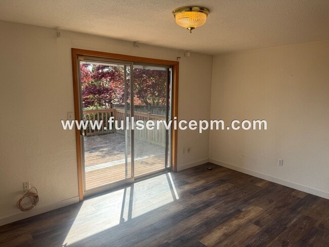 Building Photo - Charming house in downtown Snohomish