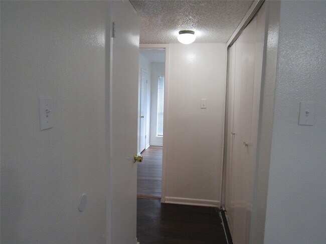 Building Photo - 17331 Red Oak Dr