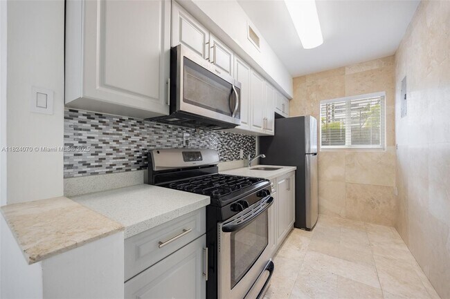 Building Photo - 1100 Venetian Way