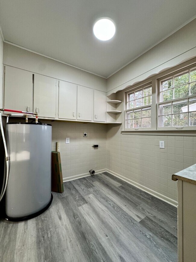 Building Photo - 1820 Tunnel Blvd