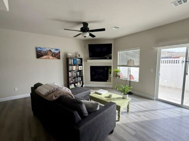 Building Photo - Beautiful 3 Bed/2.5 Bath Townhome For Rent!