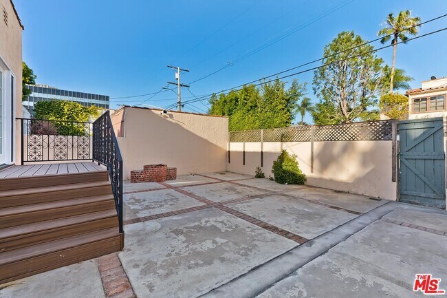 Building Photo - 144 S La Peer Dr