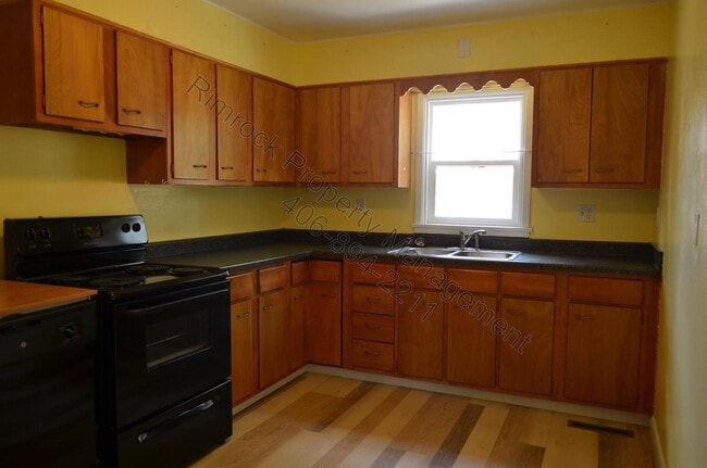 Building Photo - 2 Bedroom House *Section 8 Welcome*