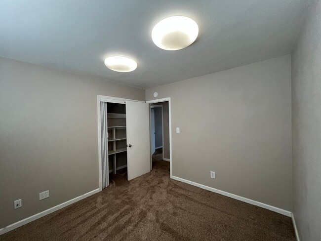 Building Photo - 2916 Dogwood Ave