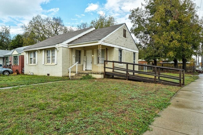 Building Photo - Cozy 2BD/1BTH Home Move In Ready Minutes f...