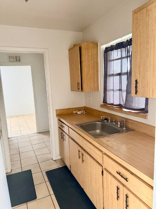 Building Photo - 4 Bedroom 1.5 Bathroom House For Rent