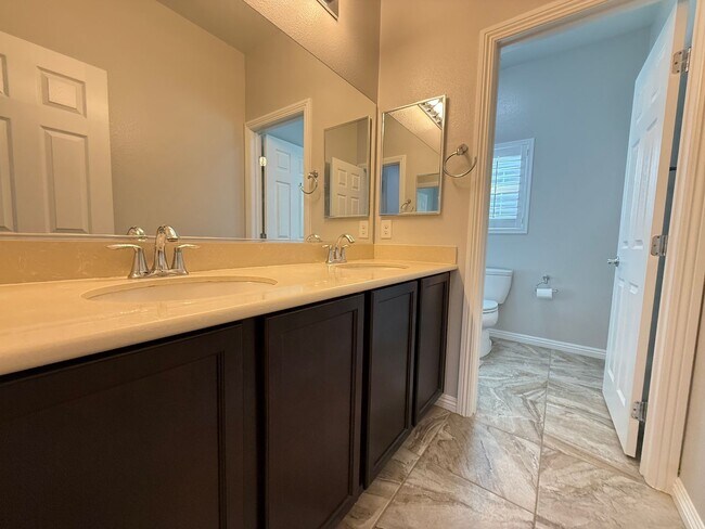 Building Photo - 132 Dunblane St