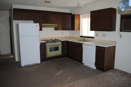 Building Photo - Pet-friendly 2 bedroom apartment with a/c,...