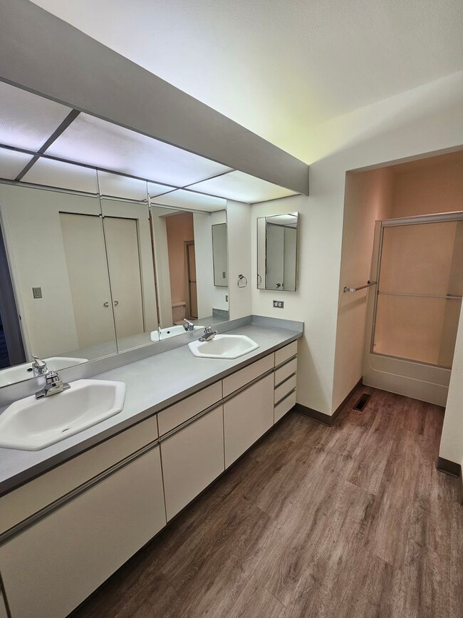 Building Photo - 1 Bedroom Condo on the Golf Course!