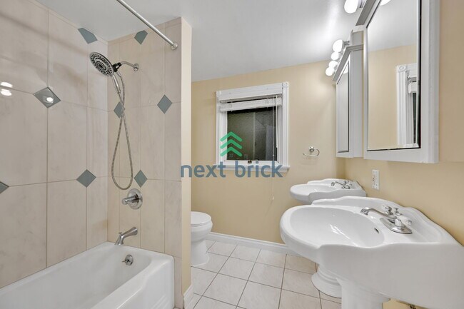 Building Photo - Stunning Bellevue Home for Rent