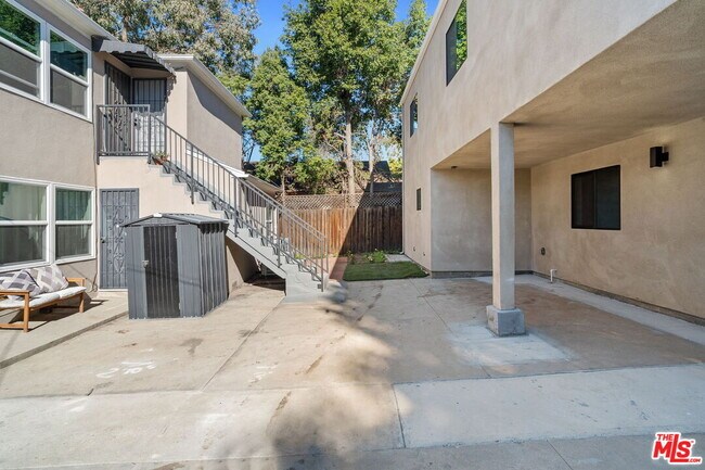 Building Photo - 1518 1/4 Stearns Dr