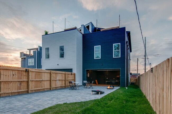 Building Photo - 613 21st Ave N