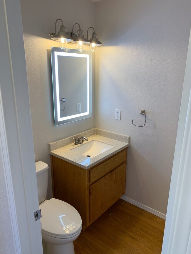 Building Photo - LakeView, Mount lake terrace - 2 bed 1.5 b...