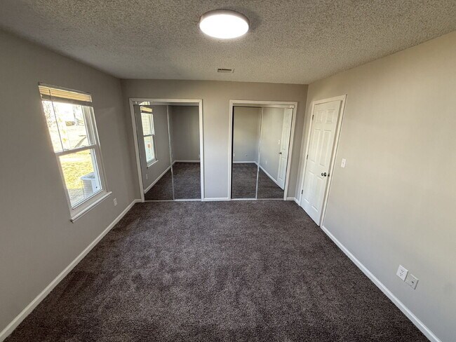 Building Photo - Updated 2 Bedroom/1 Bath Apartment in Parkville *READY NOW*