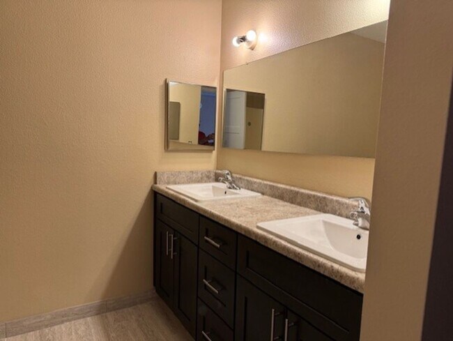Building Photo - 2 Bedroom*1 Bathroom Patio Home