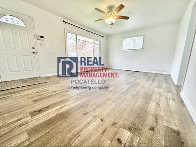 Building Photo - MOVE IN SPECIAL - 4 Bed 2 Bath House - PET...