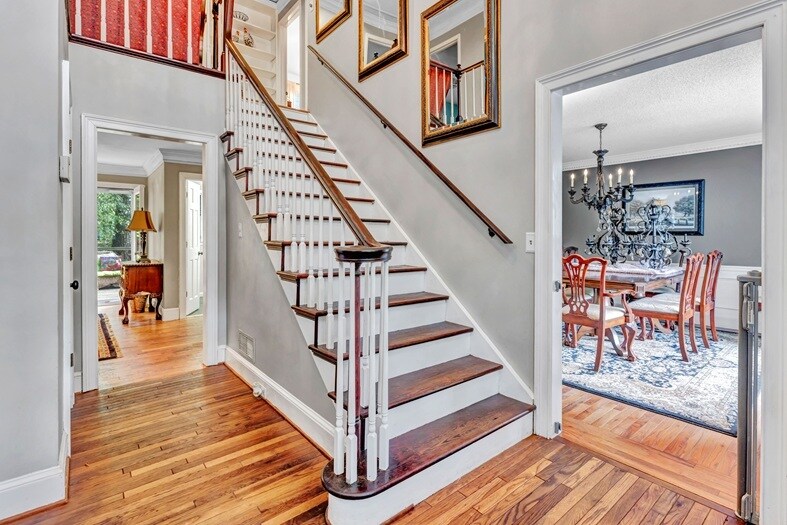 Front foryer. - 4250 Edgewater Ct NW