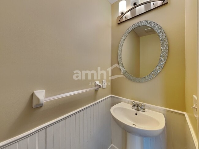 Building Photo - 9073 Bunker Hill Way