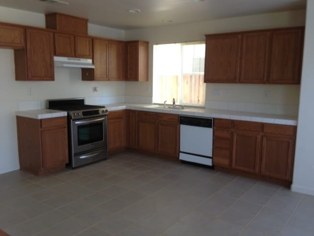 Building Photo - Los Banos, Large 2 story 5 bedroom 3 full ...