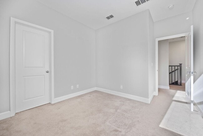 Building Photo - 5Bed/3Ba Home in Quiet Hayward Community w...