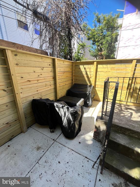 Building Photo - 2048 N Darien St