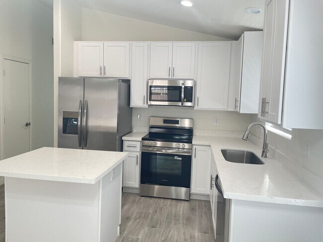 Building Photo - 1113 W Sparrow Dr