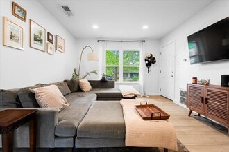 Building Photo - 1808 Forest Hill Dr