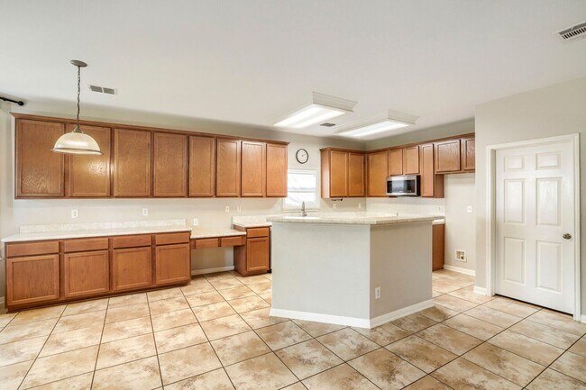 Building Photo - First time rental! Large home!