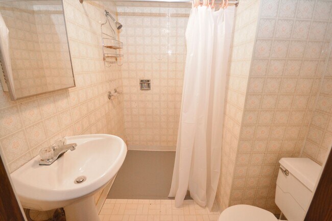 Building Photo - Beautiful Family Home Near Downtown And Al...